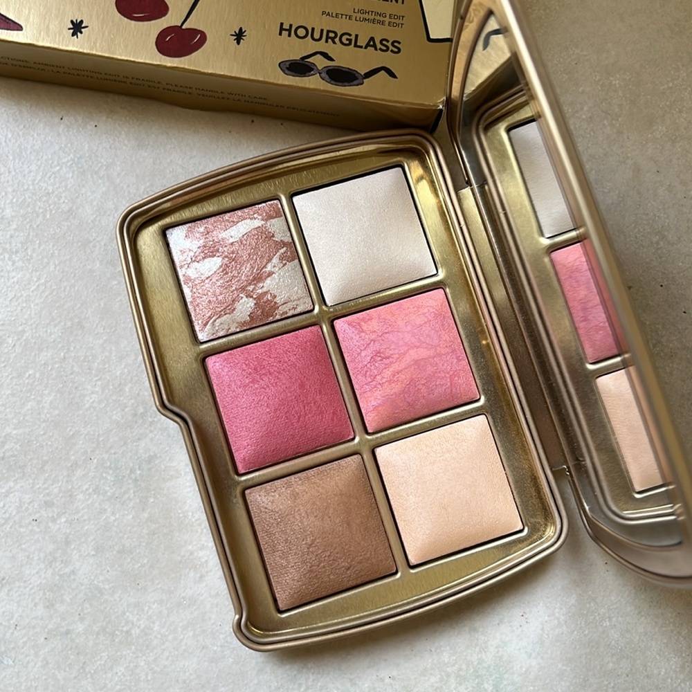 HOURGLASS Ambient Lighting Palette x Barney’s New York